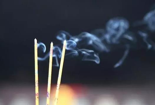给去世的亲人上香数量是几根(图1) 给去世的亲人上香数量是几根