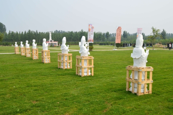 京南万佛陵园的环境有什么特色？