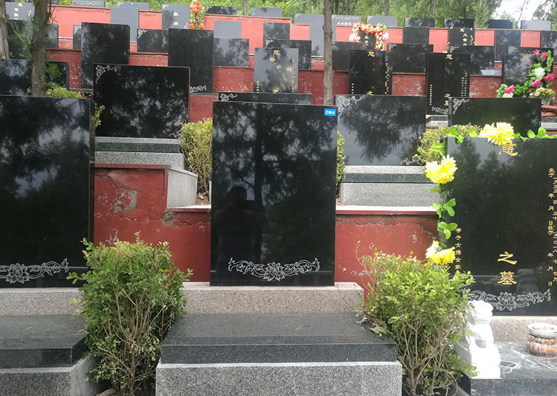 万禄园立碑