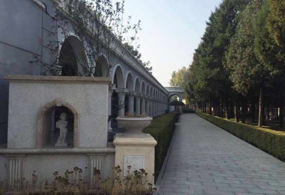 在朝阳外侨公墓选购墓地时，有哪些风水方面的注意事项