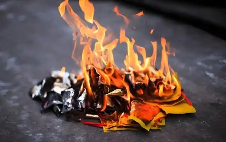 过年给死去的人烧纸吗